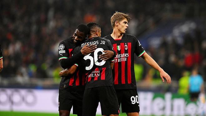 足球中超新外援亮相，身体对抗惊人